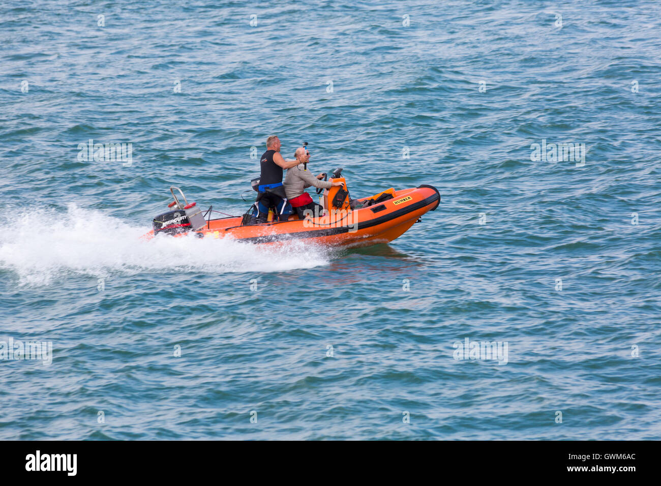 Deux hommes sur les côtes de Humber dans le Solent nautique en Septembre Banque D'Images