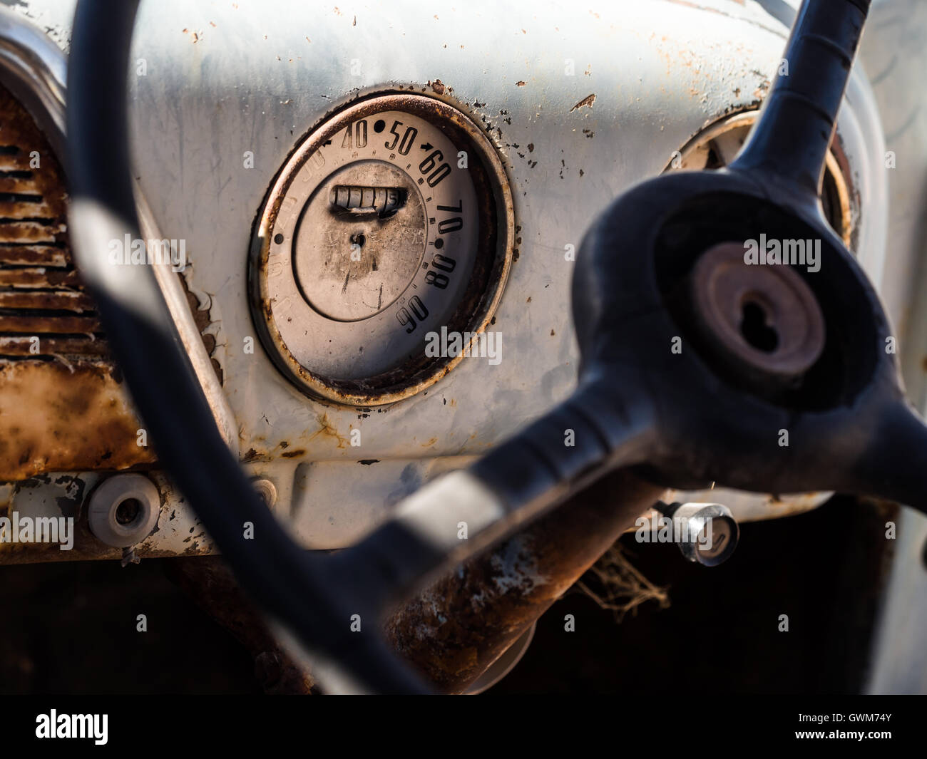 Compteur et tableau de bord d'une vieille épave voiture à gauche en solitaire sur le désert du Namib. Banque D'Images