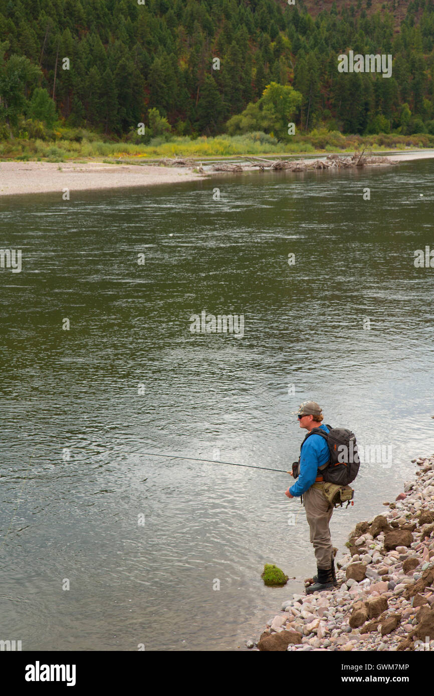La pêche à la mouche la rivière Clark Fork, Erskine, site d'accès à la pêche au Montana Banque D'Images