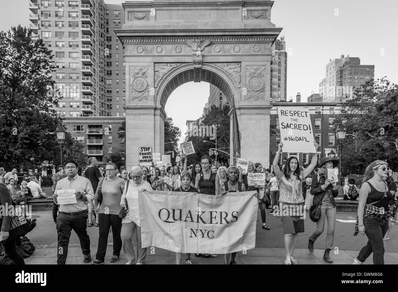 (NOTE DU RÉDACTEUR : l'image a été convertie en noir et blanc.) Le mouvement pour arrêter le Dakota du pipeline d'accès se renforce de jour en jour, et il est temps pour nous tous de nous lever et de jouer un rôle dans cette lutte. Les Quakers NYC a organisé une collecte le mardi 13 septembre pour une action de solidarité et de rassemblement à Washington Square Park, NYC, appelant le président Obama à demander à l'Army Corps of Engineers de révoquer le permis pour cette sale et d'appeler l'attention sur les courageux de l'eau et de la terre à Standing Rock protecteurs. (Photo par Erik McGregor/Pacific Press) Banque D'Images