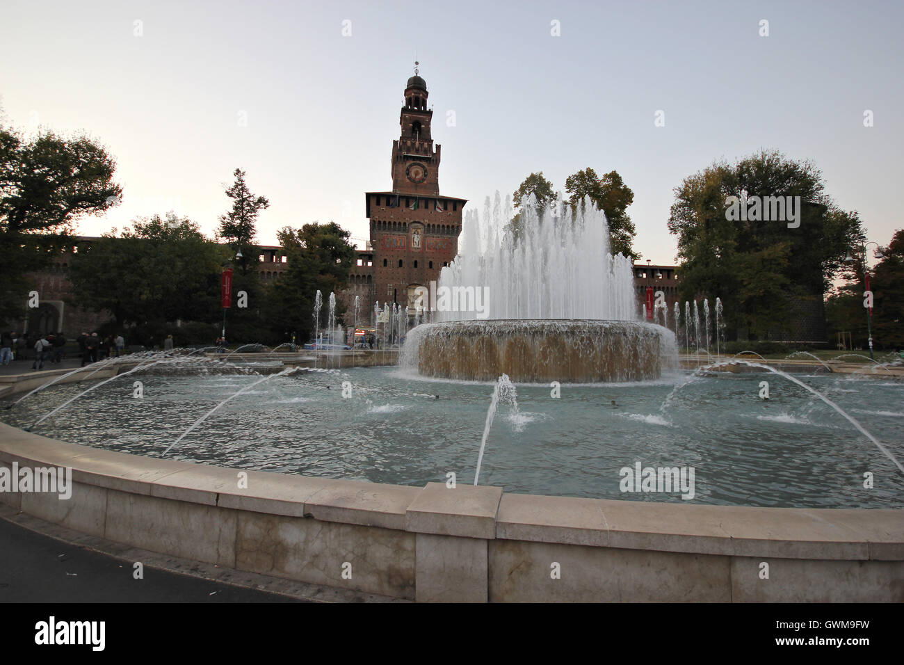 La 'torta degli Sposi' fontaine, Fontana di piazza Castello, Castello Sforzesco, Milan, Italie Banque D'Images