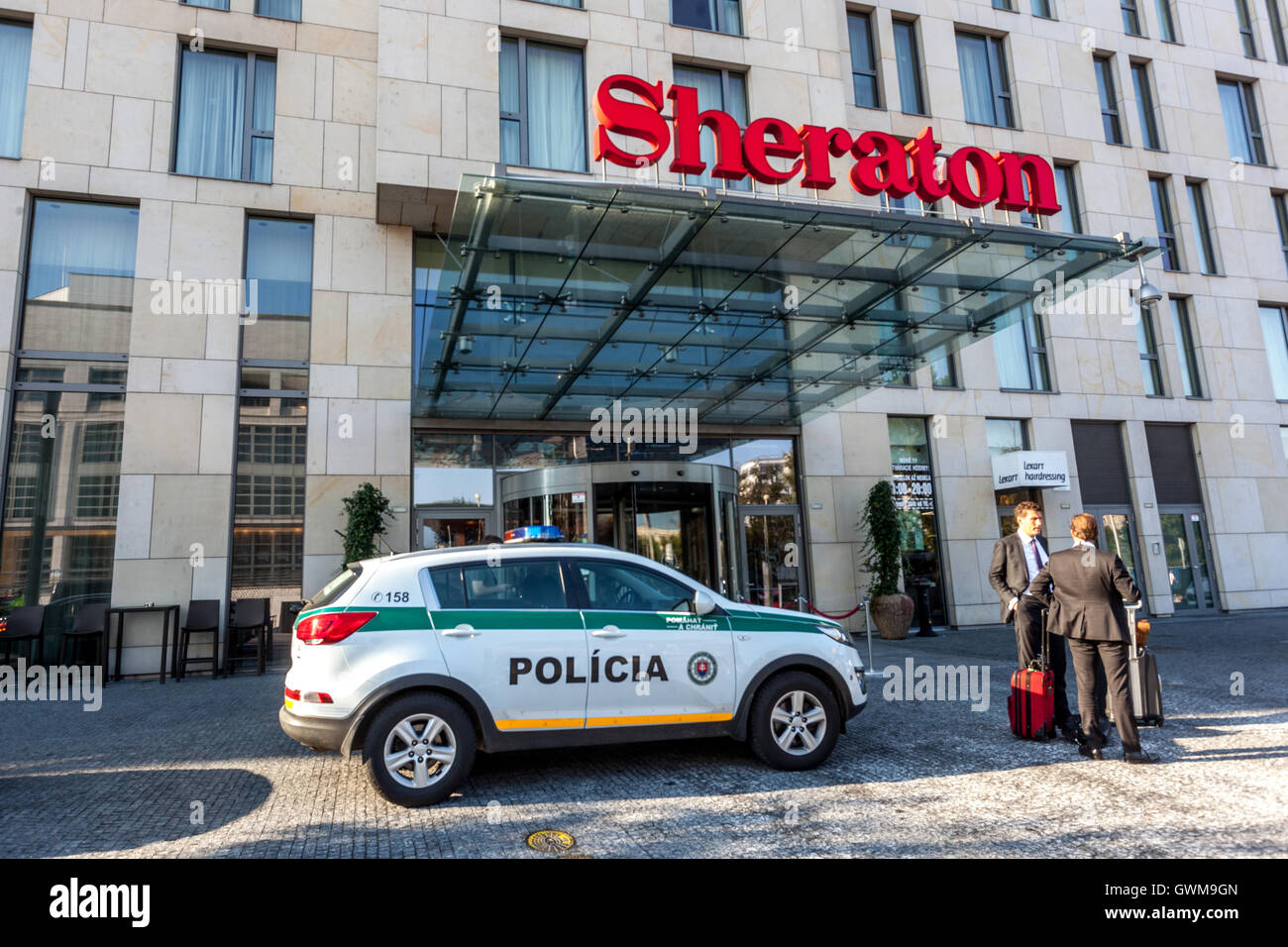 Une voiture de police debout en face de l'hôtel Sheraton Bratislava, Slovaquie, Europe Banque D'Images