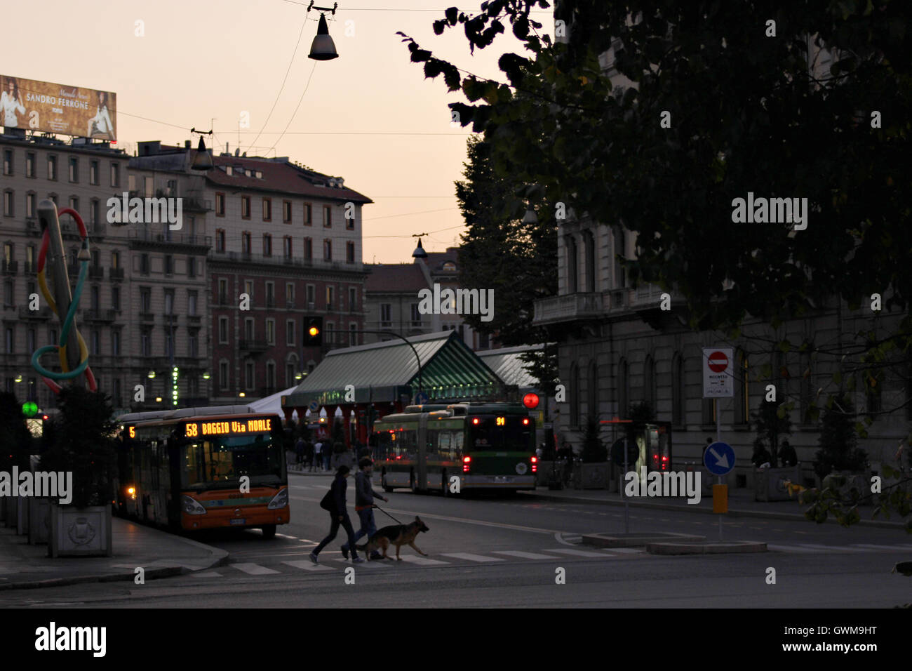 Une belle photo d'un autobus aux arrêts de bus près de la gare de Cadorna, au crépuscule, Milan, Italie Banque D'Images