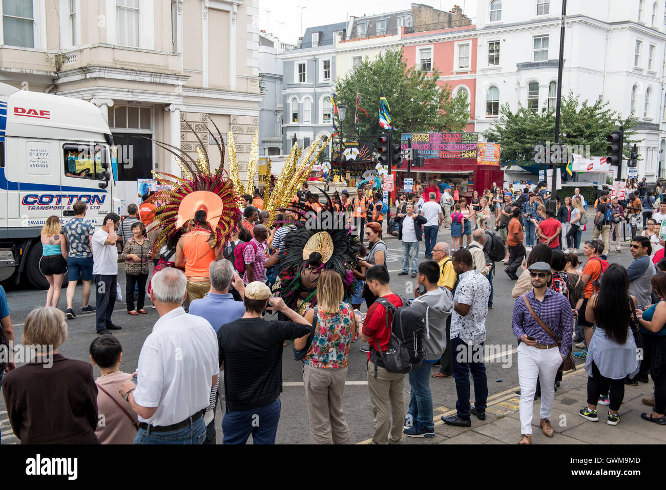 Vue générale de la rue de Ladbroke Grove avec les gens rassemblés pour la 50e carnaval de Notting Hill Banque D'Images