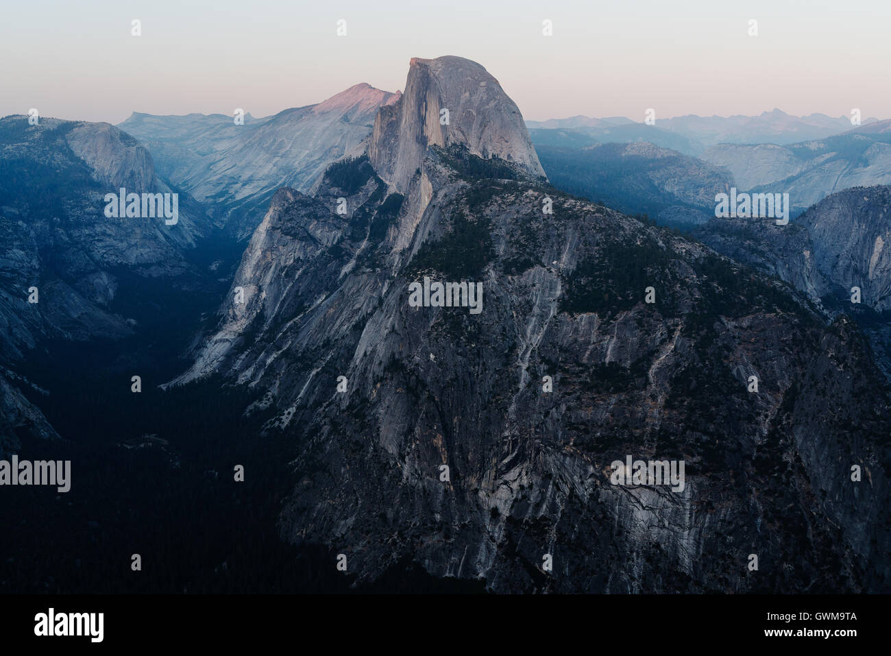 La Yosemite Half Dome dans la fraîcheur, dusk light Banque D'Images
