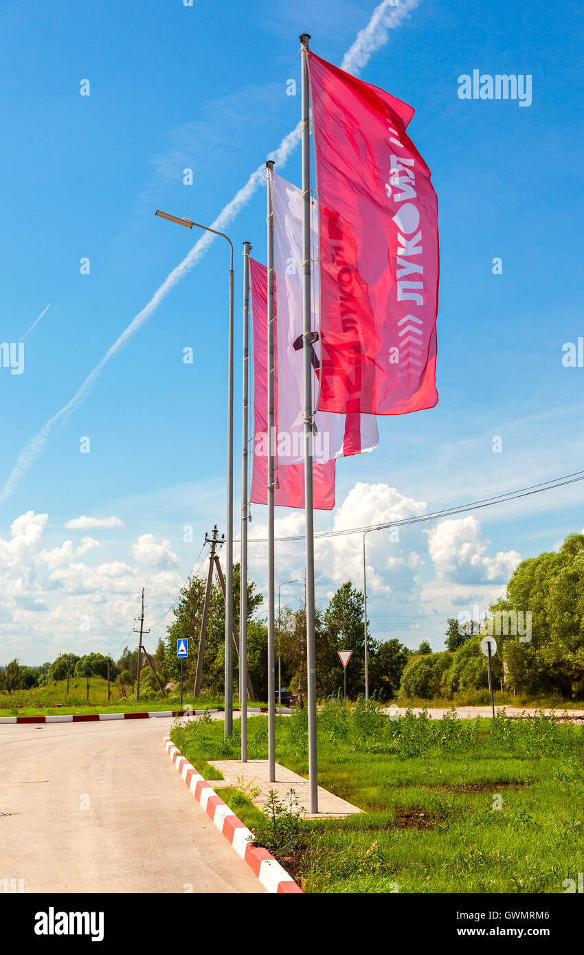 Les drapeaux de la compagnie pétrolière Lukoil sur la station d'essence Banque D'Images