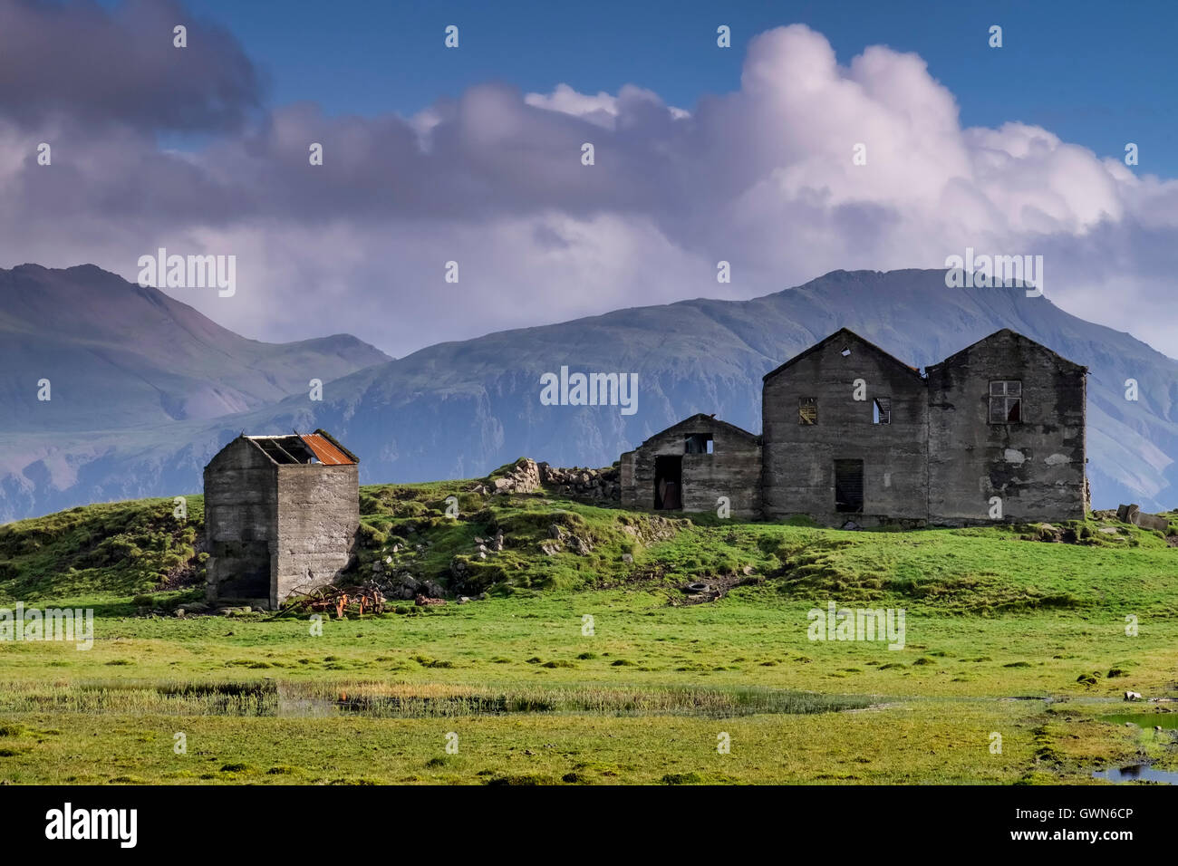Ruines d'une ferme abandonnée dans les montagnes, à l'ouest de Höfn, le sud de l'Islande Banque D'Images