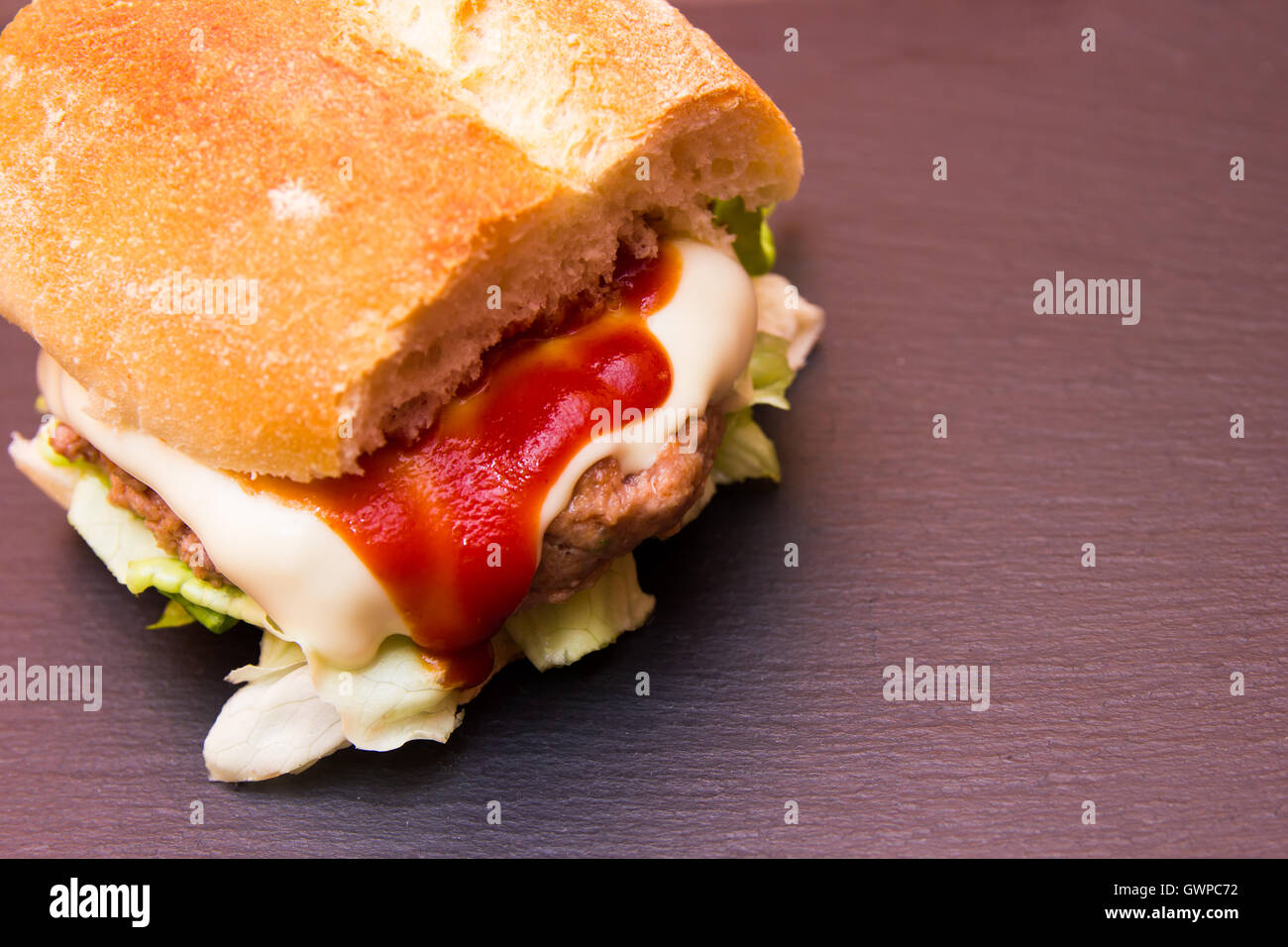 Meatball sandwich et fromage sur un sol en ardoise vu de près Banque D'Images