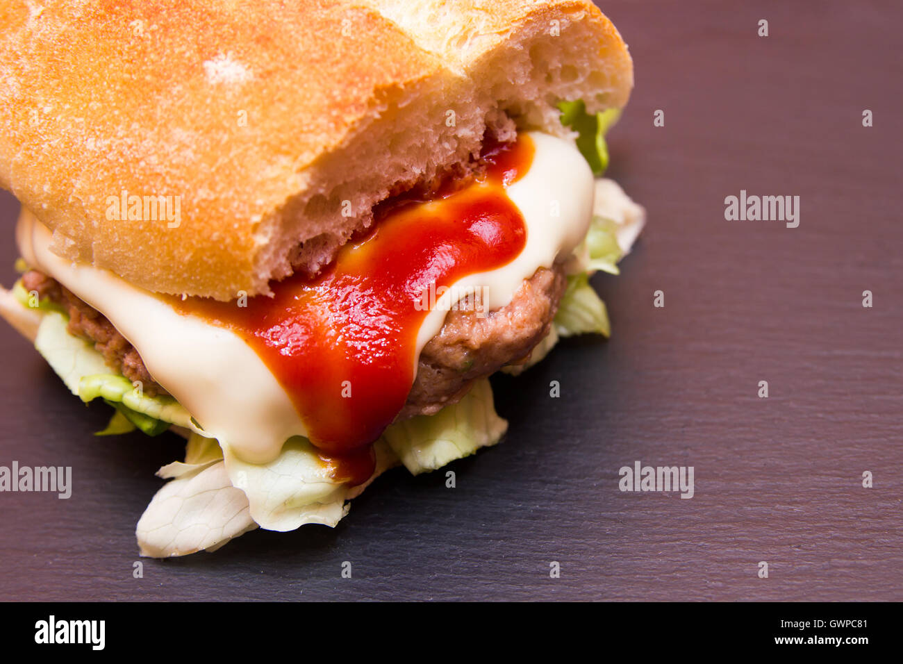Meatball sandwich et fromage sur un sol en ardoise vu de très près Banque D'Images