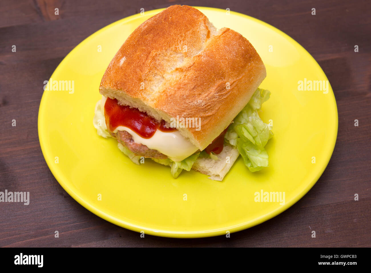 Meatball sandwich et de fromage sur une table en bois vu de dessus Banque D'Images