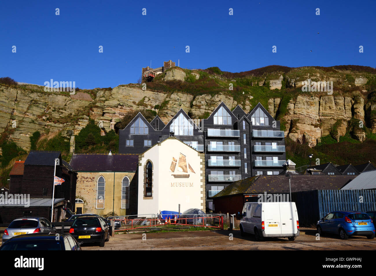 Nouvel immeuble d'appartements sous East Hill sur Rock-A-Nore Road, Old Town, Hastings, East Sussex, Angleterre, ROYAUME-UNI Banque D'Images