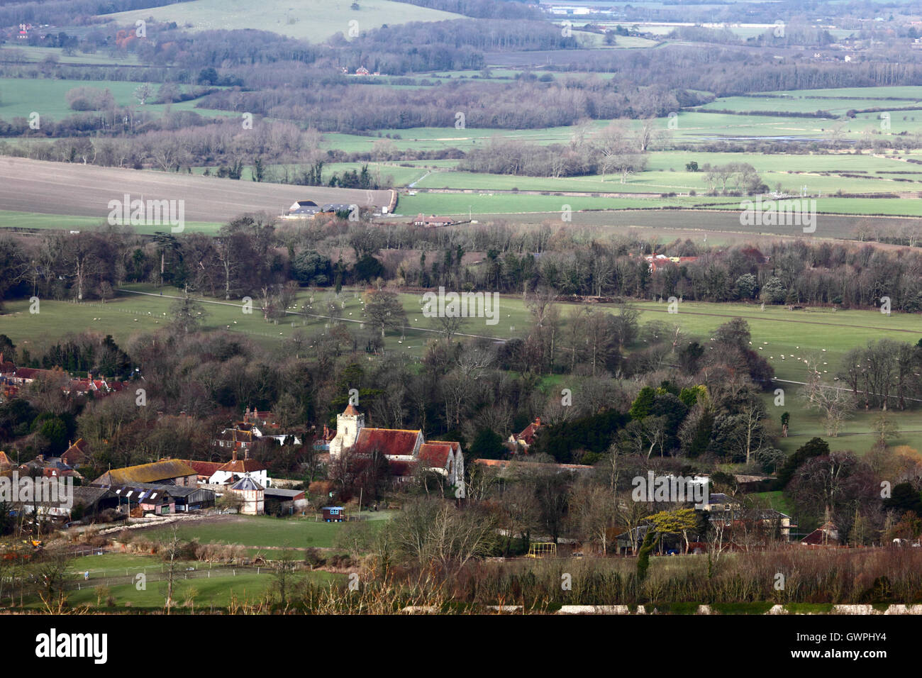 Vue aérienne du village et l'église Firle en hiver, le Parc National des South Downs, East Sussex, England, UK Banque D'Images