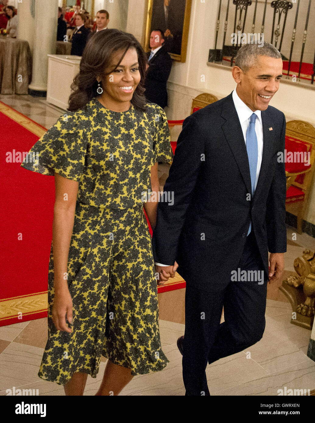 Le président des États-Unis Barack Obama et la Première Dame Michelle Obama arrivent dans la East Room de la Maison Blanche à Washington, DC pour l'hôte d'une cérémonie de présentation la Médaille présidentielle de la liberté à partir de la Chambre lors d'une cérémonie le Mardi, Novembre 24, 2015. Le Me Banque D'Images