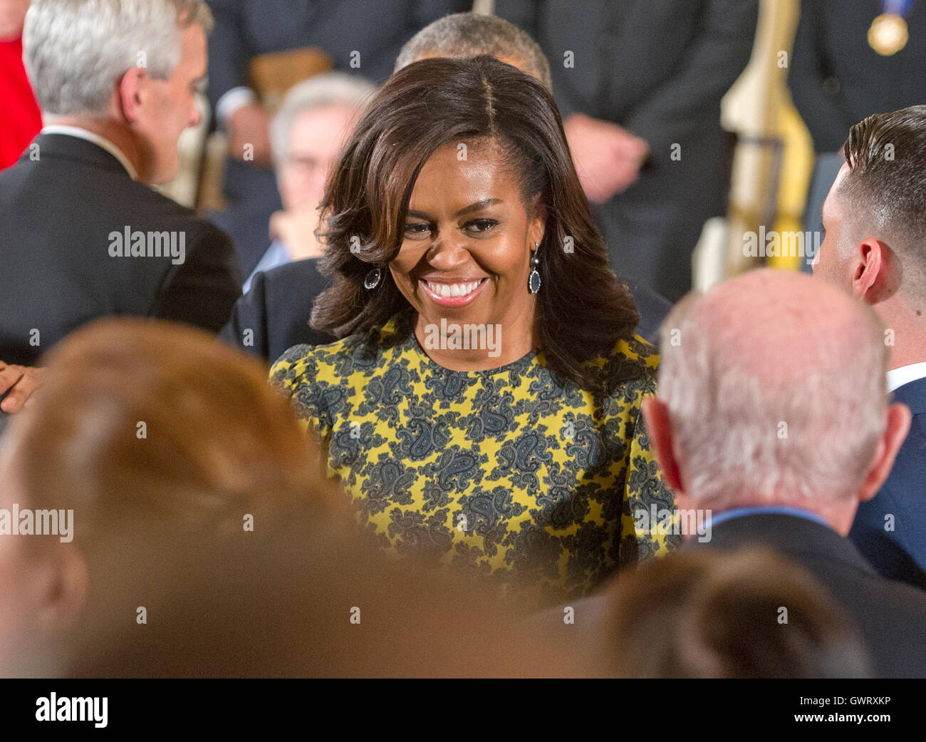 La Première Dame Michelle Obama accueille les clients à la suite de la Médaille présidentielle de la liberté d'une cérémonie à l'East Room de la Maison Blanche à Washington, DC le Mardi, Novembre 24, 2015. La médaille est la plus haute distinction civile US, remis à des individus qui hav Banque D'Images