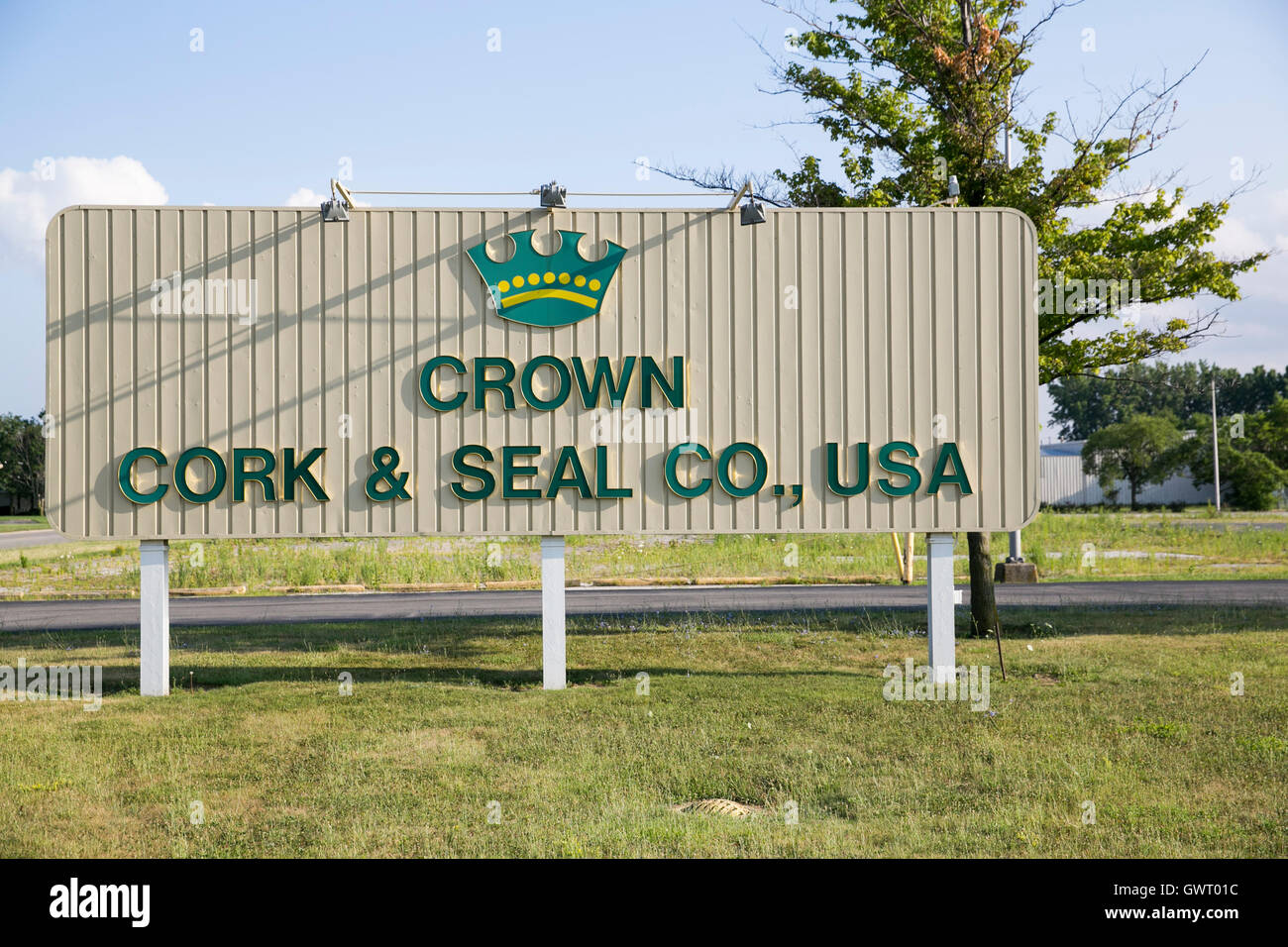 Un logo affiche à l'extérieur d'un établissement occupé par le Crown Cork & Seal Company à Toledo, Ohio, le 16 juillet 2016. Banque D'Images