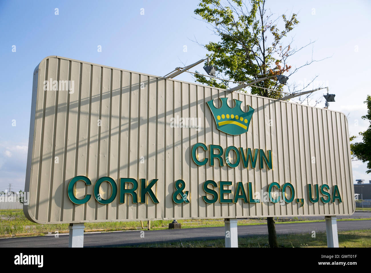 Un logo affiche à l'extérieur d'un établissement occupé par le Crown Cork & Seal Company à Toledo, Ohio, le 16 juillet 2016. Banque D'Images