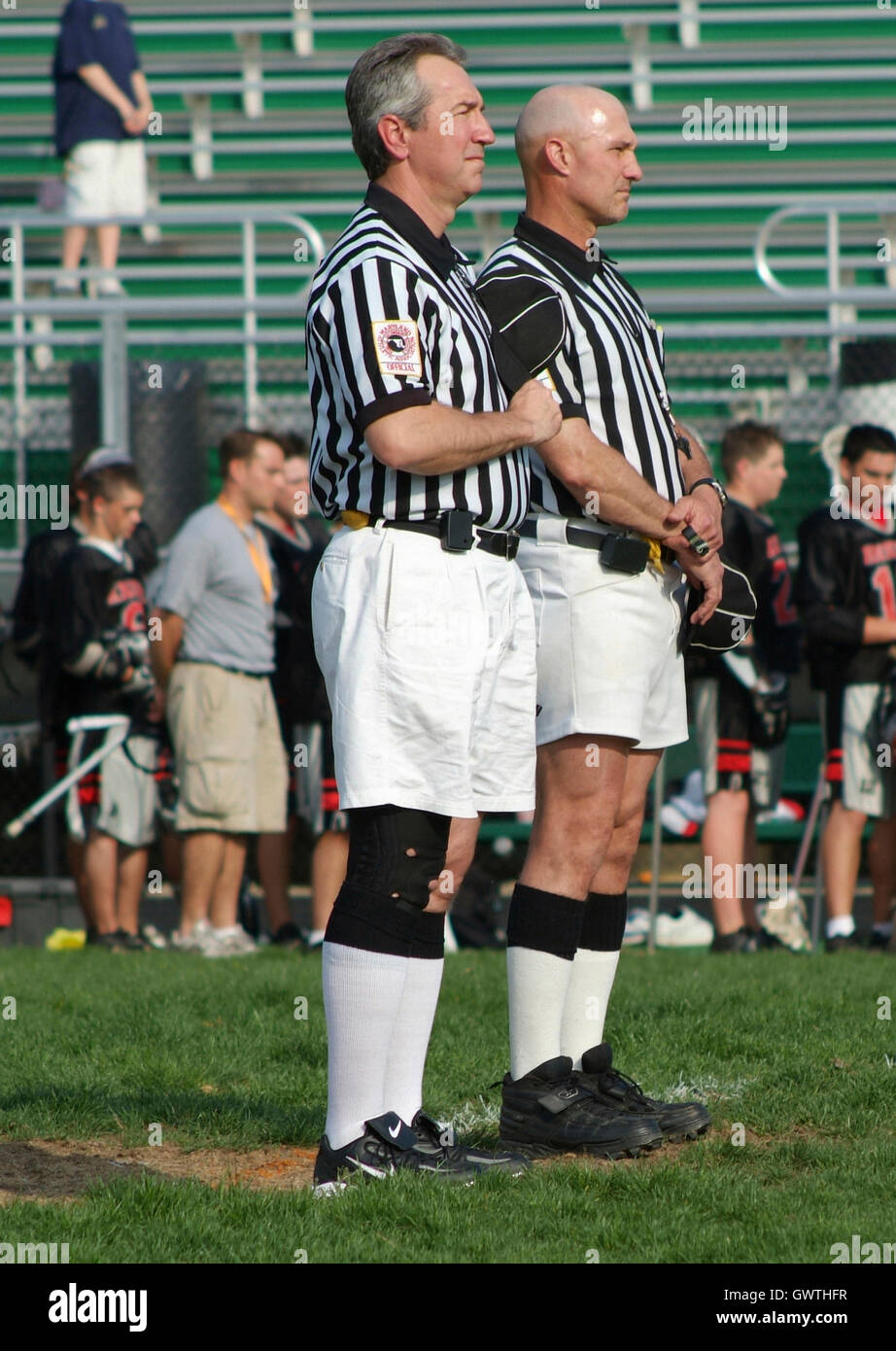 Les arbitres de football sont à l'attention pendant la lecture de l'hymne national Banque D'Images