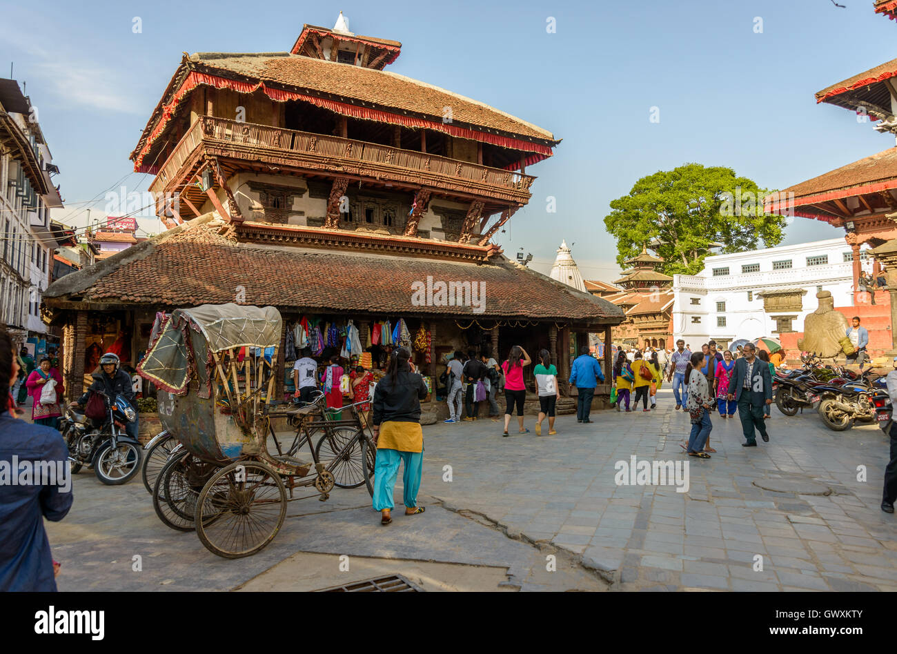 KATMANDOU, NÉPAL - VERS MARS 2014 : temple de Kasthamandap sur la place Durbar de Katmandou. Il a été détruit par le tremblement de terre de 2015 au Népal. Banque D'Images