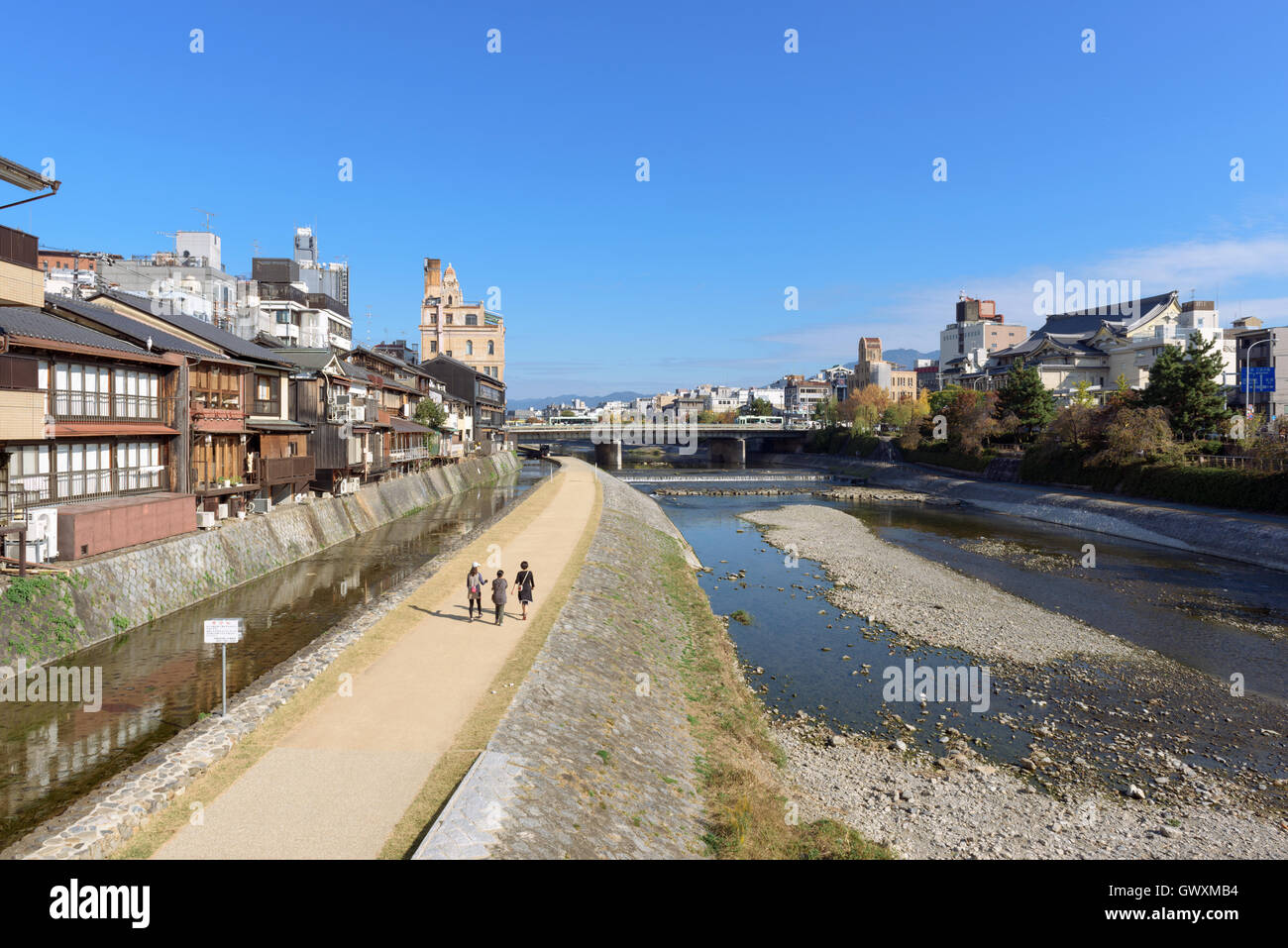 Kyoto, Japon - Nov 6, 2015 : vue sur la rivière Kamo au centre de Kyoto sur un beau jour d'automne. Banque D'Images