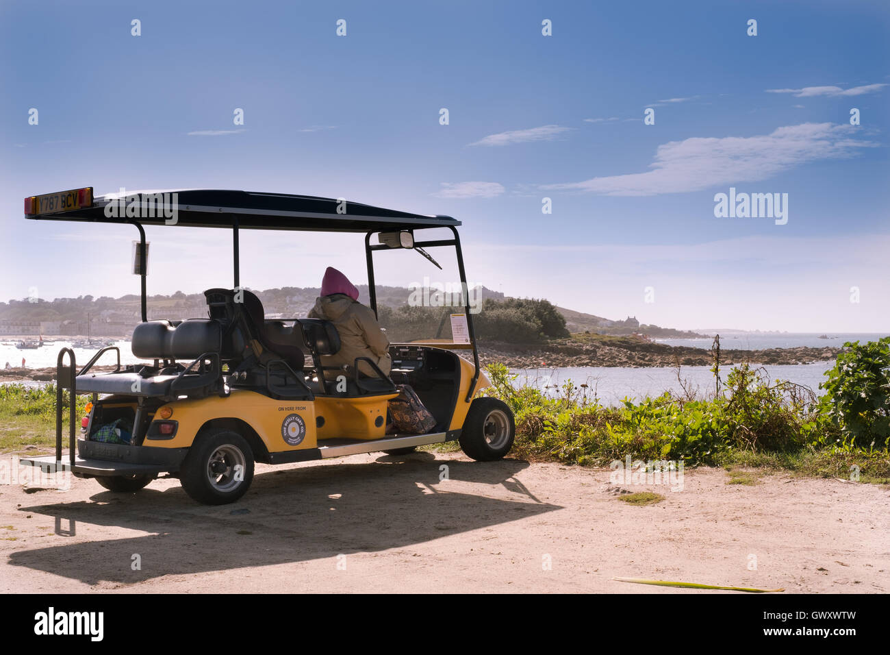 Un buggy électrique, sur les voitures de l'entreprise Panier Scilly, est le choix préféré pour voir la magnifique île de St Marys, Scilly Banque D'Images
