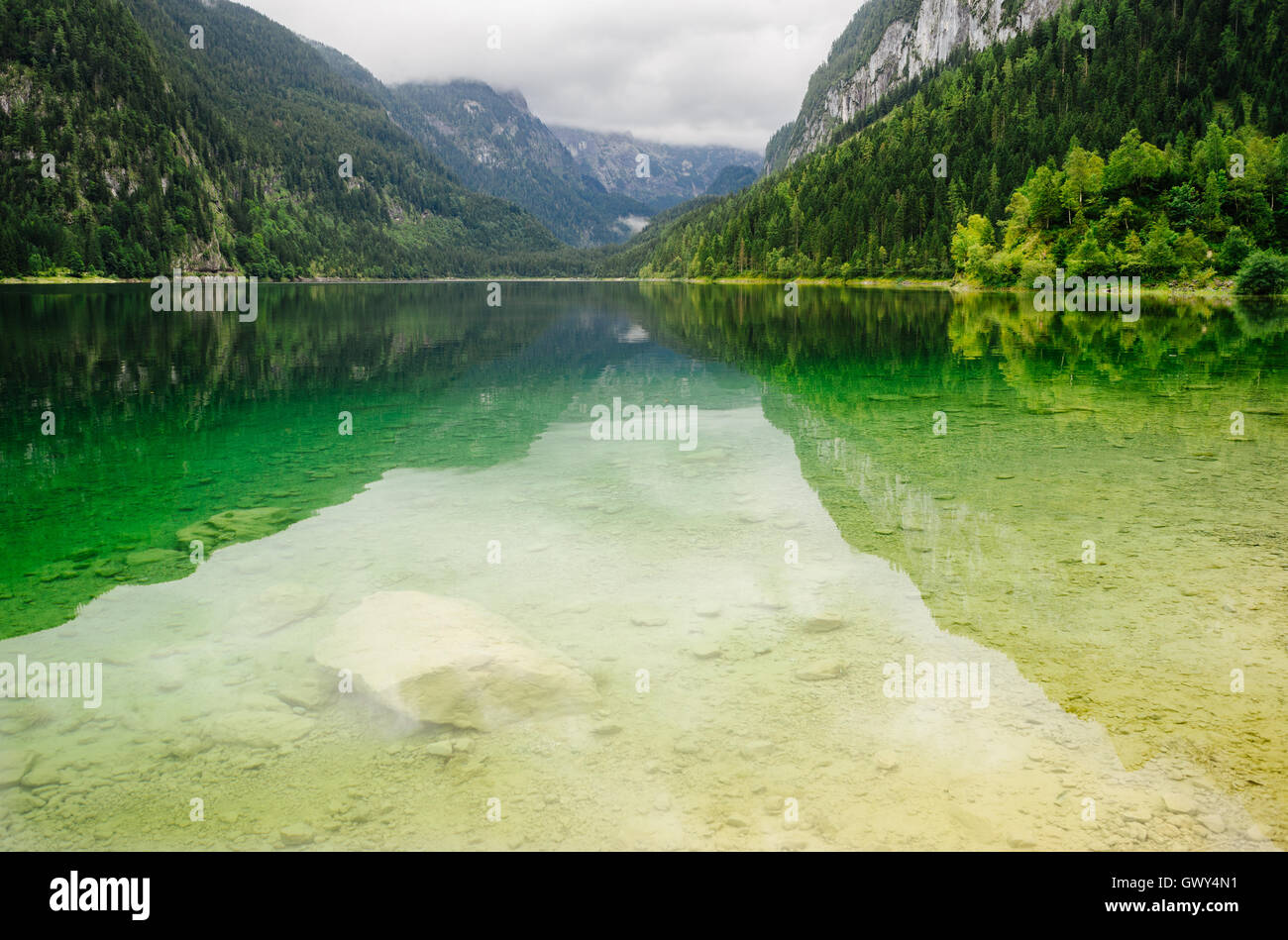 Vorderer Gosausee lake Hoher Dachstein avec montagnes en arrière-plan, des nuages aux Alpes, Autriche Banque D'Images