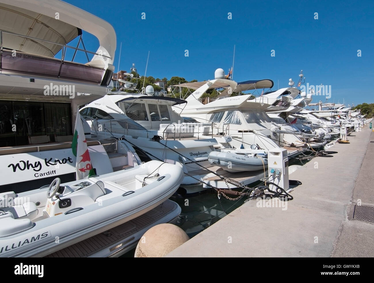 Bateaux dans la marina de Santa Ponsa Club Nautique sur une journée ensoleillée, le 3 septembre 2016 à Santa Ponsa, Mallorca, Espagne Banque D'Images