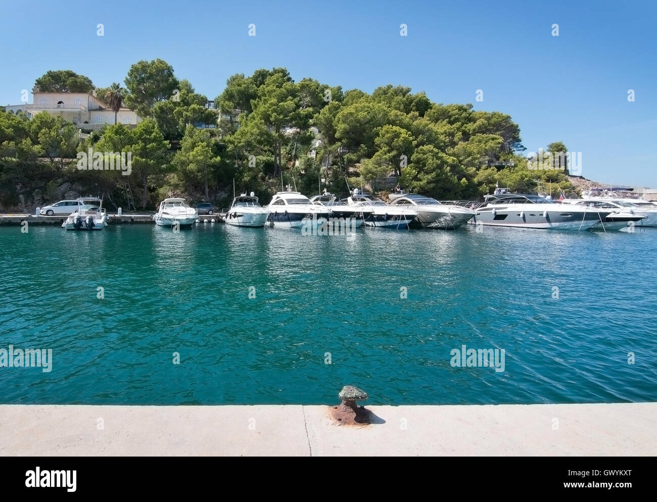 Bateaux dans la marina de Santa Ponsa Club Nautique sur une journée ensoleillée, le 3 septembre 2016 à Santa Ponsa, Mallorca, Espagne Banque D'Images