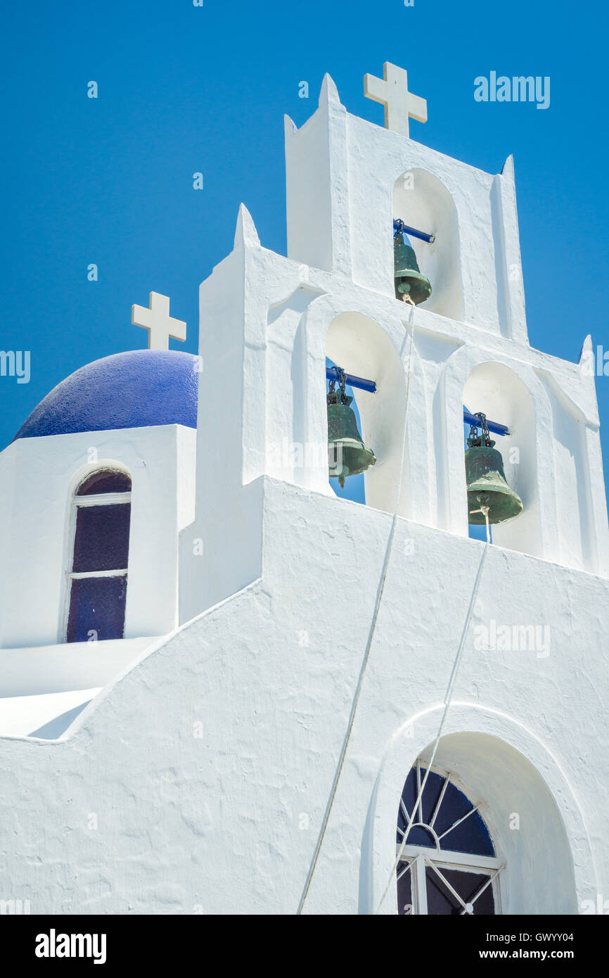 Église iconique de Santorini, Grèce. Santorin est un ancien volcan situé au milieu de la mer Méditerranée, entouré b Banque D'Images