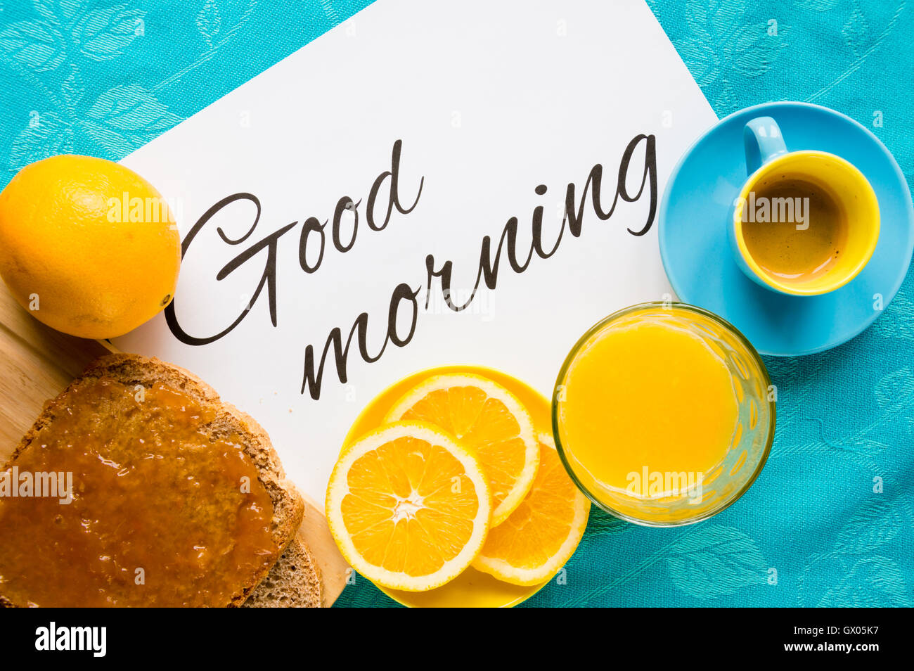 Bon matin avec du jus d'orange, pain et confiture, café Banque D'Images