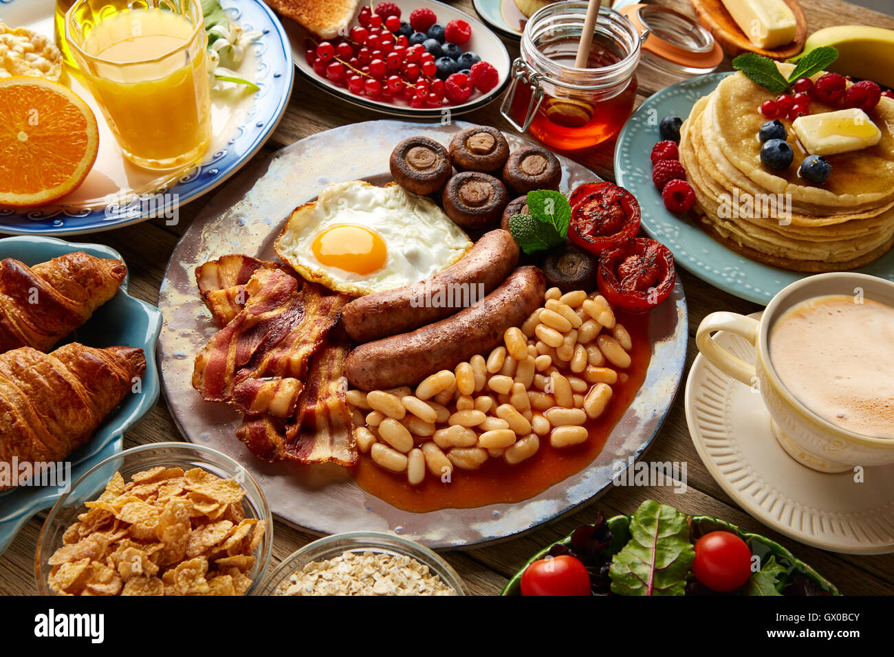 Petit-déjeuner buffet continental et anglais complet de jus d'orange café croissant salade de fruits Banque D'Images