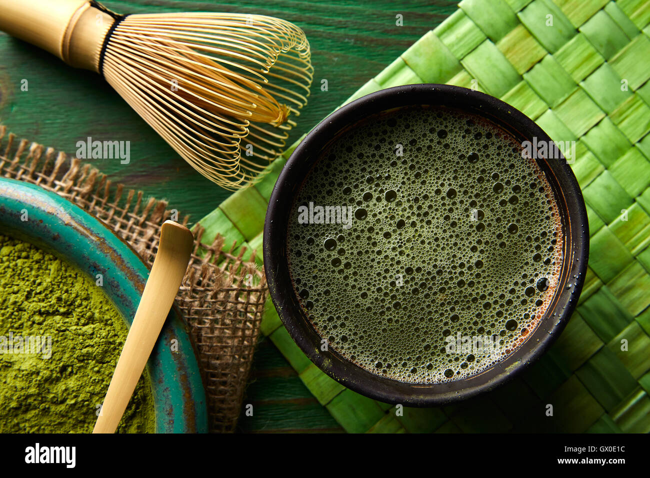 La poudre de thé Matcha chasen fouet en bambou et la cuillère de cérémonie japonaise Banque D'Images