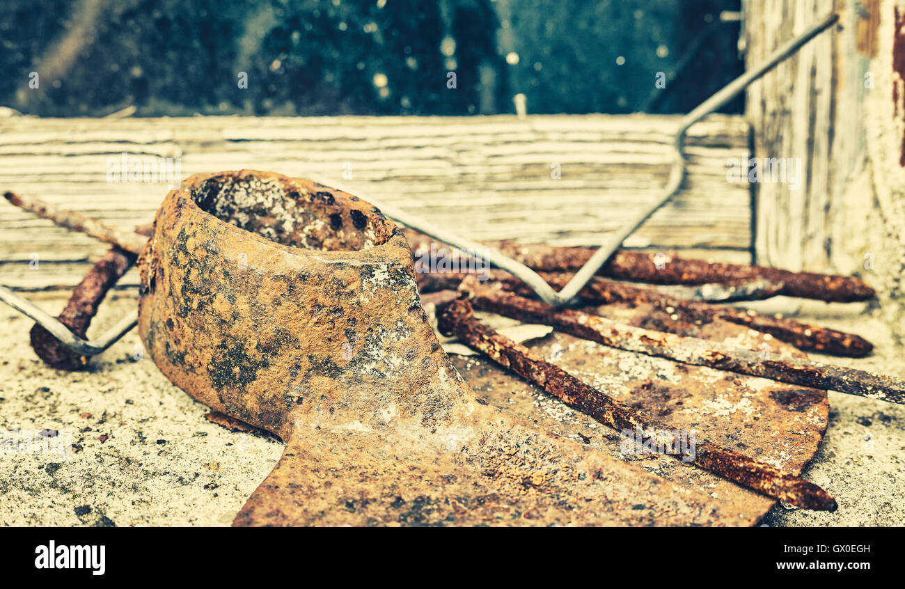 Tons Retro old rusty outils, grunge fond, faible profondeur de champ. Banque D'Images