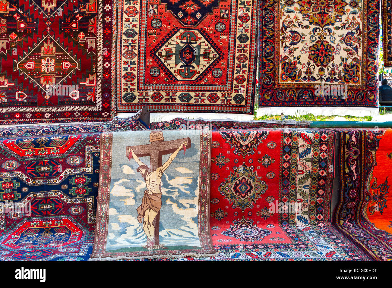 Tapis pour la vente dans le marché Vernissage à Erevan, Arménie Photo Stock  - Alamy