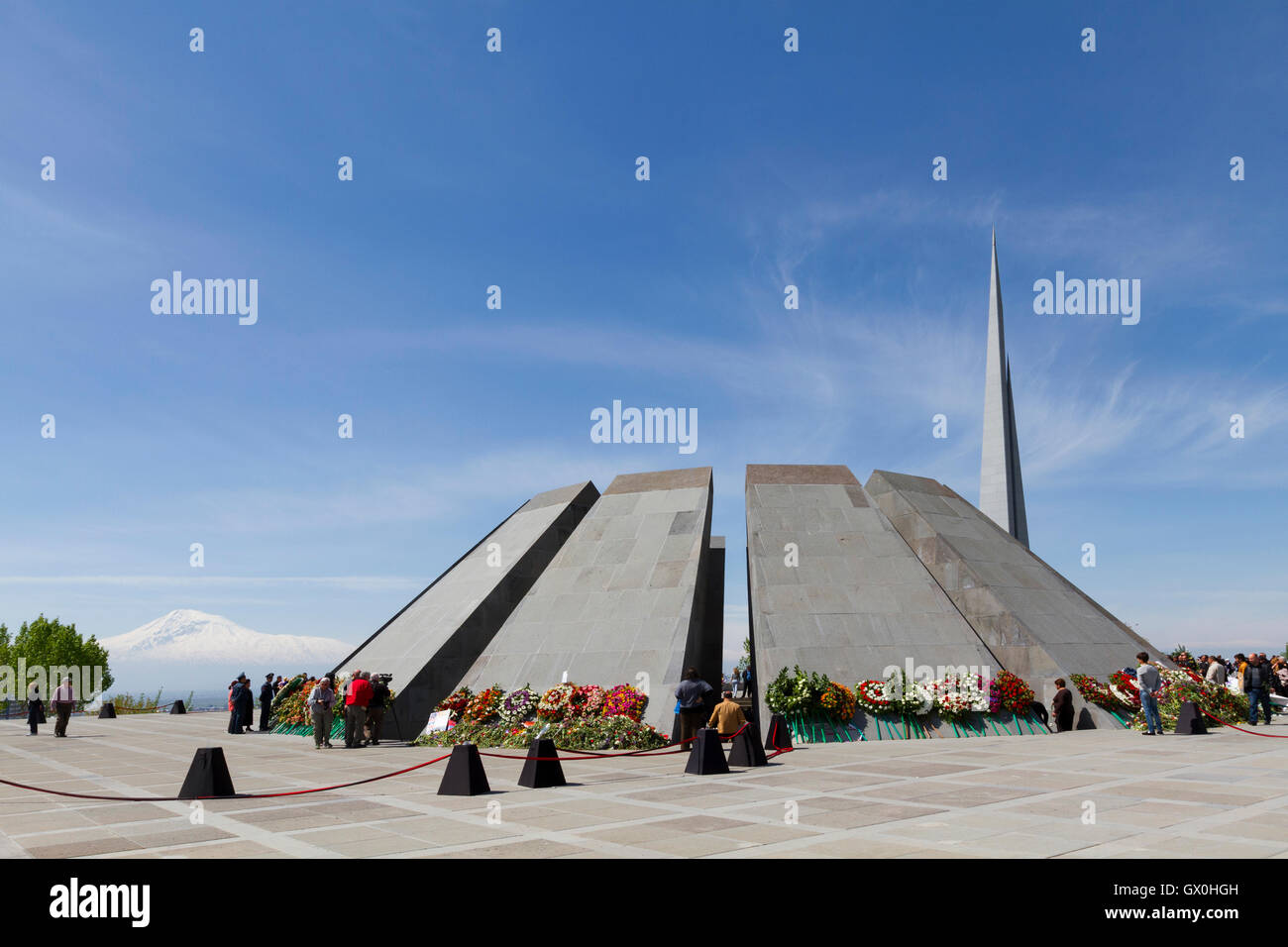 Monument du génocide à Erevan, en Arménie avec le Mont Ararat dans l'arrière-plan, à l'occasion du centenaire du génocide des Arméniens. Banque D'Images