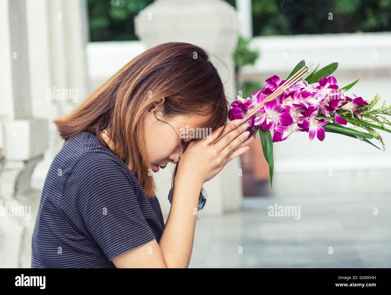 Filles thaïlandaises, prier devant un temple bouddhiste. La grande majorité des gens en Thaïlande sont bouddhistes. Banque D'Images