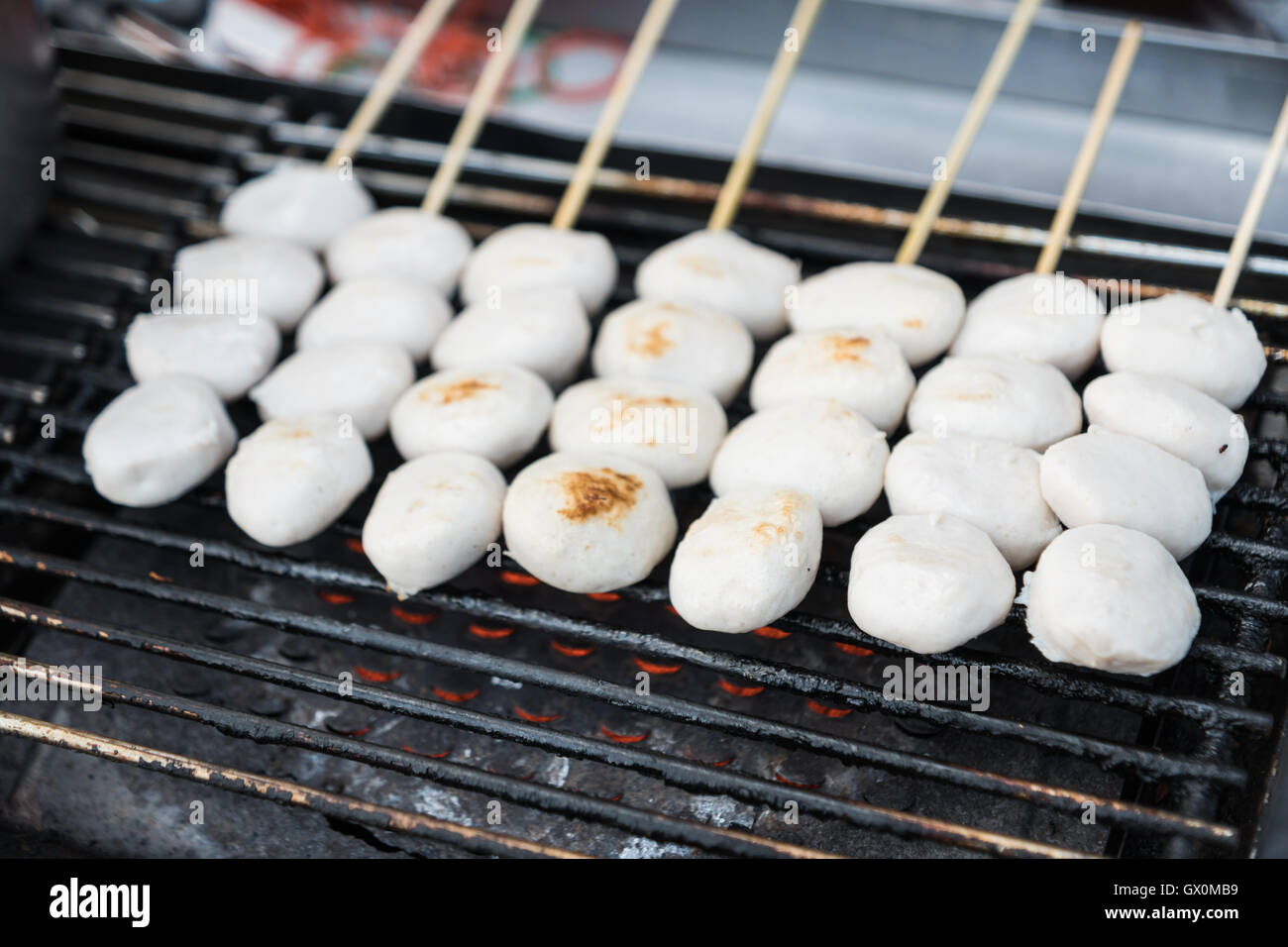 Des boulettes de viande grillée, thai street food Banque D'Images