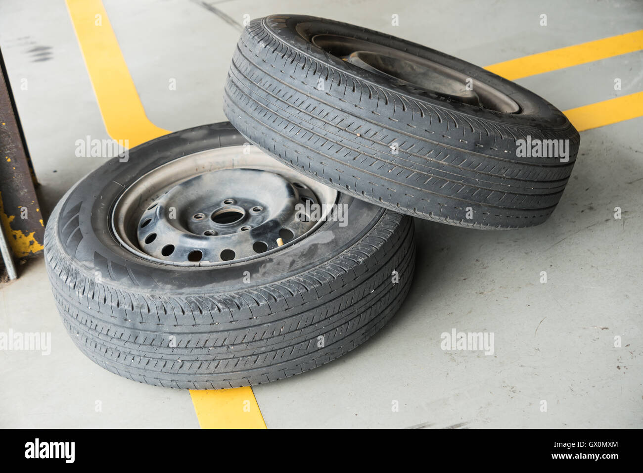 Les pneus de voiture utilisés dans la pile de cour atelier de réparation des pneus Banque D'Images