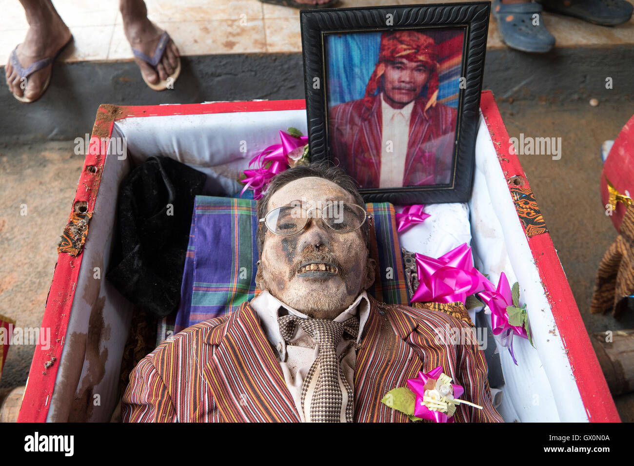 Le corps mort d'élever par les parents à nettoyer leurs cadavres, et les habiller Banque D'Images