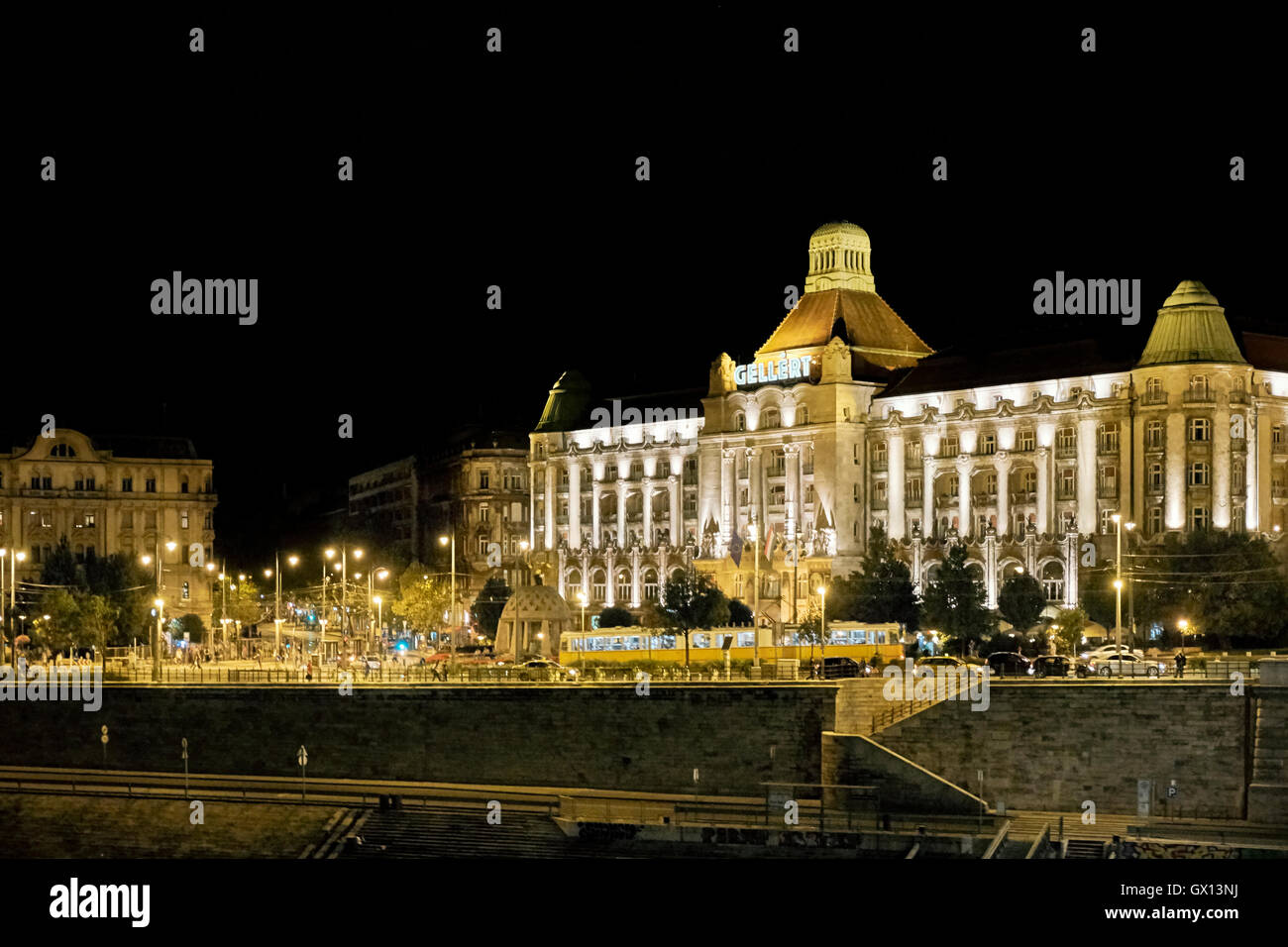 Scène de nuit de la ville de Budapest avec façade de l'hôtel Gellert Palace la nuit sur Sept 16, 2016. Le bâtiment date de 1896, lorsque j'ai Banque D'Images