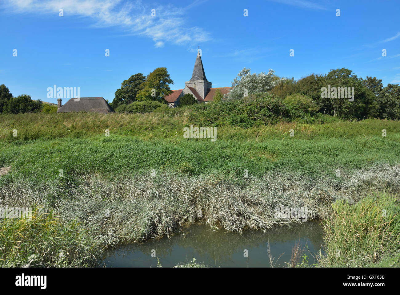 1 156 km maison du clergé et l'église St Andrews. East Sussex. L'Angleterre. UK Banque D'Images