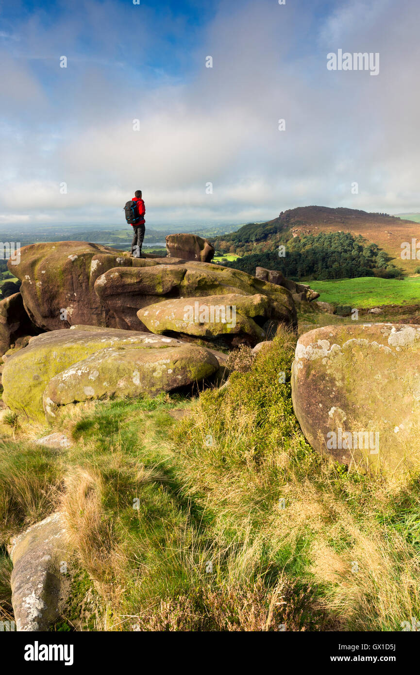 Un marcheur se tenait sur Ramshaw Rocks à la poule vers Cloud à l'Roaches, parc national de Peak District, Staffordshire. Banque D'Images
