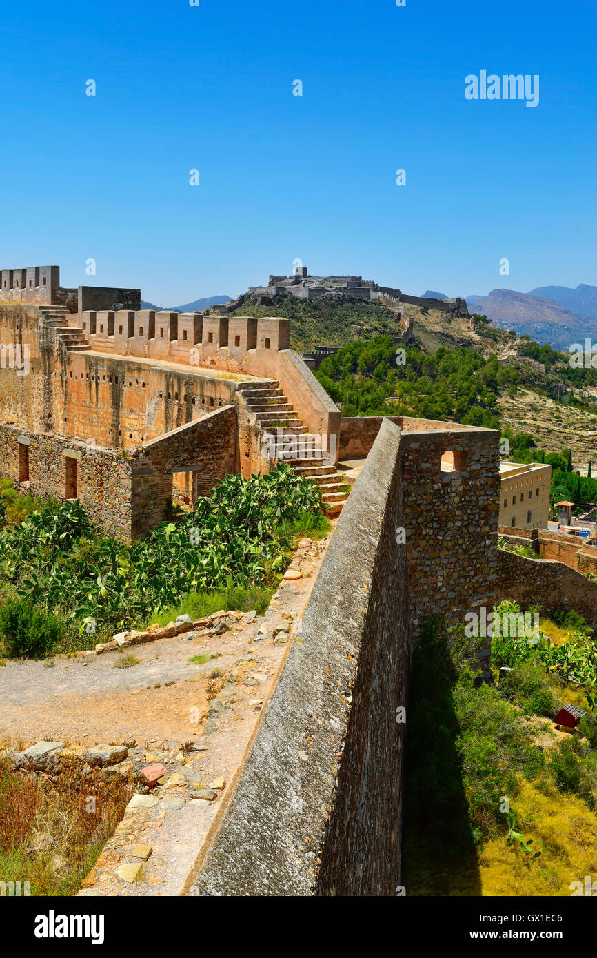 Une vue de l'ancienne Cité Romaine et Mauresque, vestiges de la Citadelle de Sagunto, Espagne, dans le haut d'une colline Banque D'Images