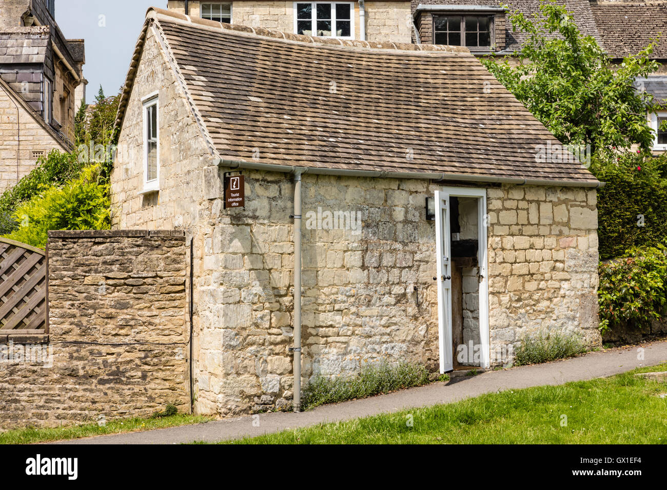 Le bureau d'information touristique dans les fossoyeurs hut, à St Mary's churchyard, Painswick, Gloucestershire, Royaume-Uni Banque D'Images