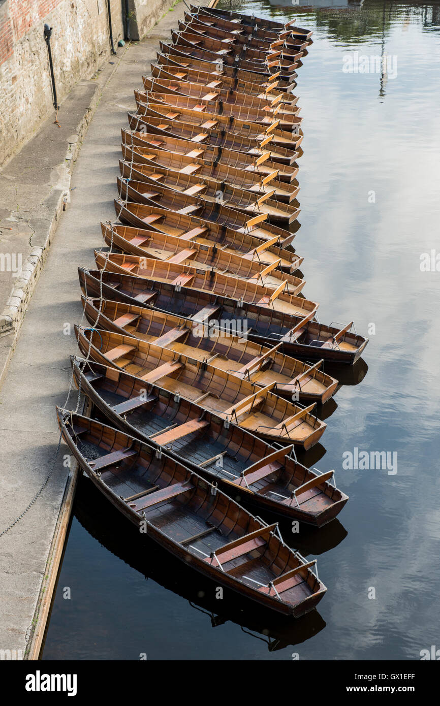 L'aviron en bois bateaux amarrés par Elvet Pont sur la rivière l'usure dans la ville de Durham, England, UK Banque D'Images