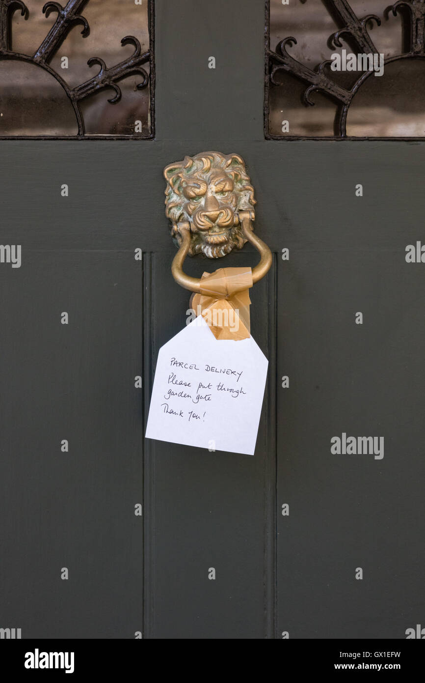 Instructions pour un chauffeur de livraison fixée à un heurtoir, sur un chalet à Painswick, Gloucestershire, Royaume-Uni Banque D'Images