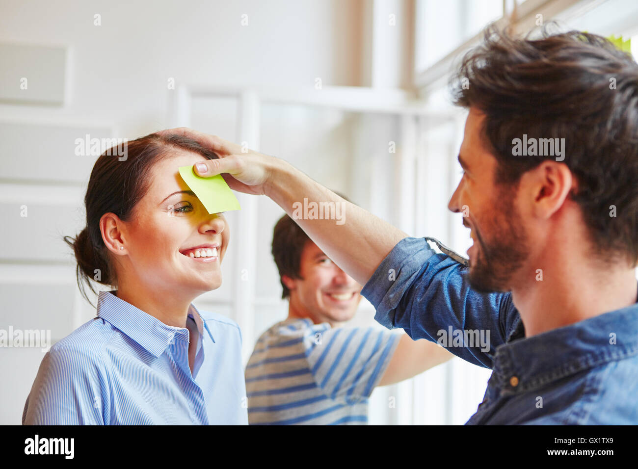 Les jeunes jouant avec les notes en team building atelier jeu Banque D'Images