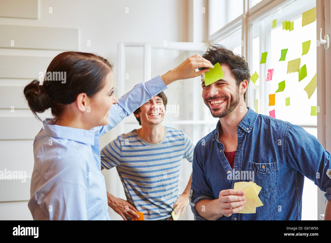 Les étudiants en team building jeu avec sticky notes Banque D'Images