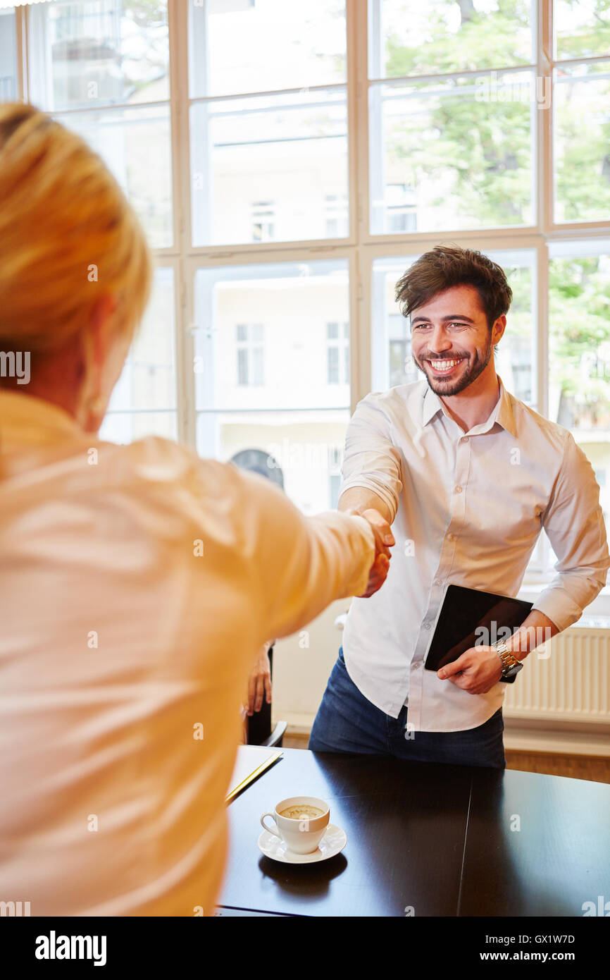 Shanke homme femme avec les mains comme un geste de bienvenue Banque D'Images