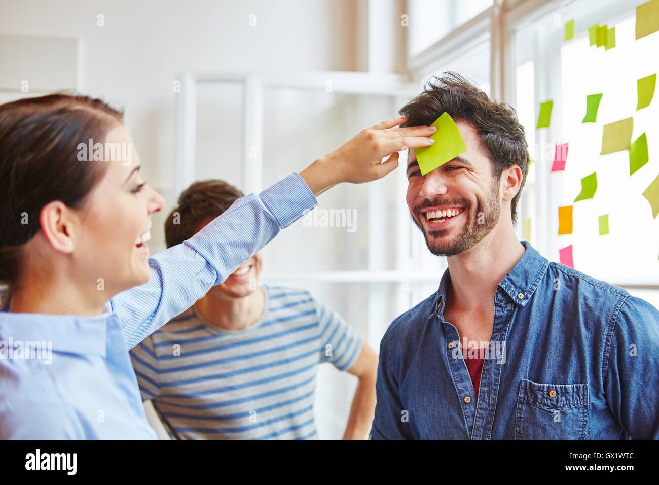 Homme avec note sur forhead à l'atelier de création de team building Banque D'Images