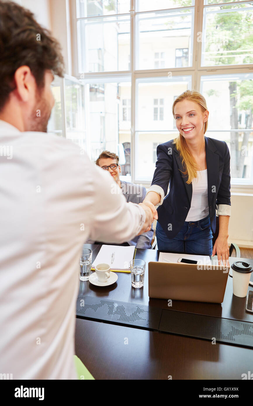 Young businesswoman homme accueillant avec handshake avant la réunion Banque D'Images